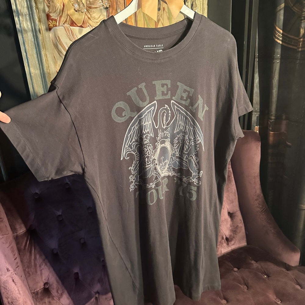 American Eagle Outfitters Queen Graphic Tee in Dark Gray